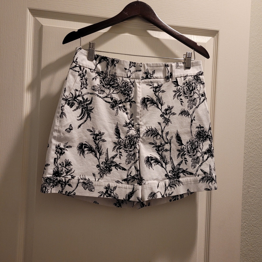 High-Waist Black & White Floral Sateen Shorts 8 - Picture 5 of 6